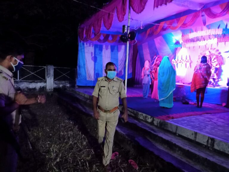 विंढमगंज थाना अध्यक्ष ने शिव मंदिर शनिचर बाजार पहुच जाना सुरक्षा व्यवस्था की स्थिति व समिति को दिया आवश्यक दिशा निर्देश।