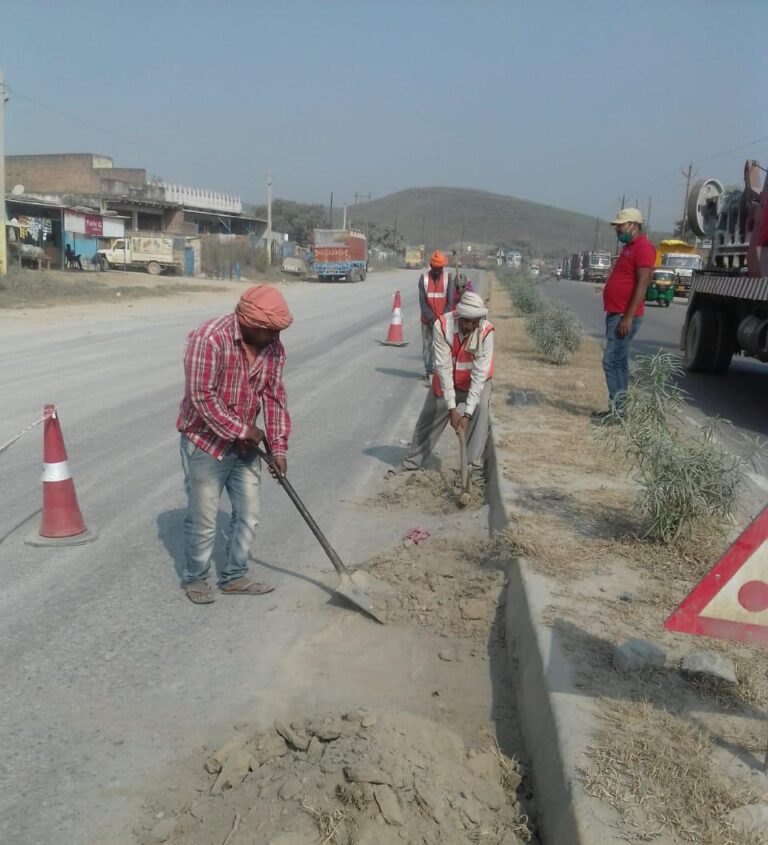 टोल प्लाजा कर्मियों द्वारा बग्घानाला मोड़ पर गड्ढे में तब्दील रोड की मरम्मत व डिवाइडर पर सफाई कार्य जारी।