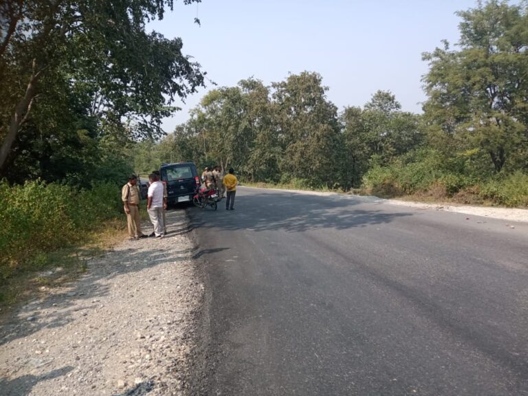 दिल्ली से रांची जा रही वाइन लदी कंटेनर खाई में जाकर पलटी।