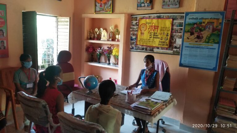 मिशन शक्ति के तहत 1 दिन के लिए छात्रा सृष्टि बनी प्रधानाध्यापक और छात्रा संचिता एसएमसी अध्यक्ष।