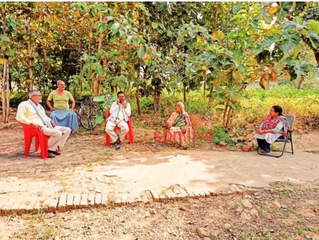 ग्राम पंचायत अधिकारी ने जाना डोगरा रेजीमेंट के परिजनों का हाल।