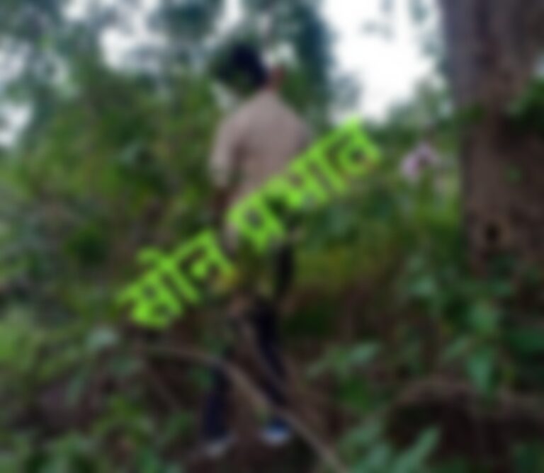 ब्रेकिंग -: पेड़ से लटकता युवक का शव मिलने से क्षेत्र में हड़कंप।