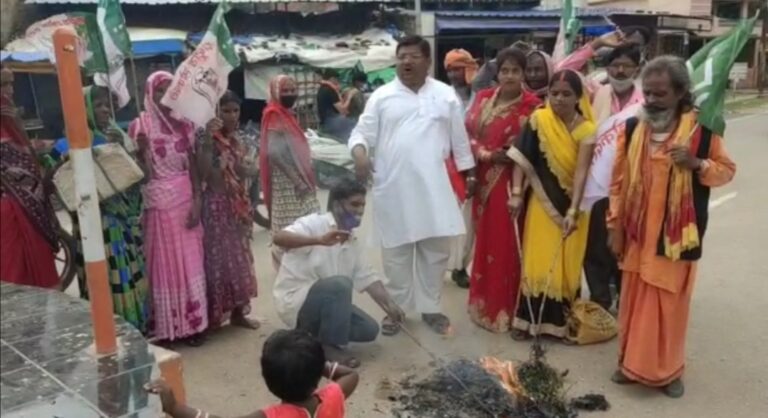 सोनभद्र-: निजीकरण के विरोध में बिजली कर्मियों का प्रदर्शन।