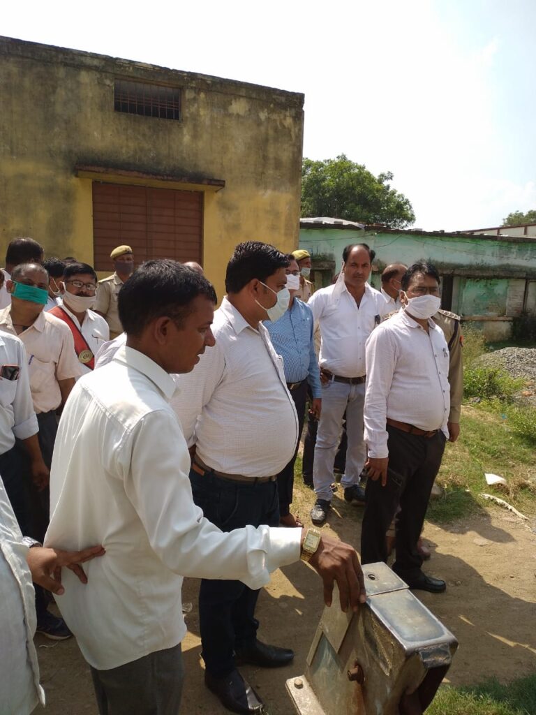 जिला जज के निर्देश पर मुंसिफ कोर्ट परिसर में अवैध अतिक्रमण का निरीक्षण करने पहुचे उपजिलाधिकारी दुद्धी।