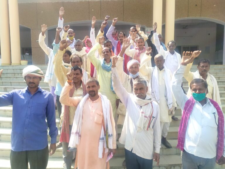 साधन सहकारी समिति नौडीहा के सचिव के भ्रष्टाचार को लेकर कलेक्ट्रेट परिसर में प्रदर्शन।