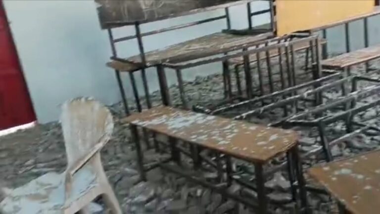 बभनी ब्लॉक के जुर्रा प्राथमिक विद्यालय की स्थिति दयनीय, ग्रामीणों ने वीडियो बनाकर स्थिति को किया जाहिर, व्यवस्था सुधार की मांग।