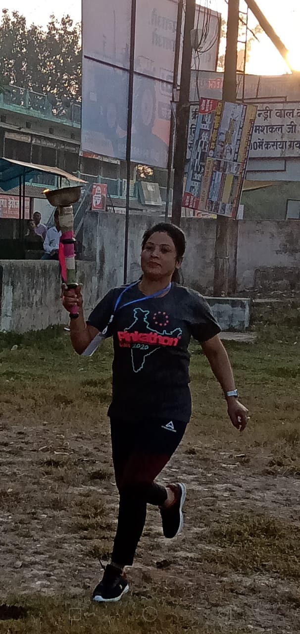 पिंक थान पर जॉगिंग करते हुए राष्ट्रीय राजमार्ग 39 पर दौड़ी नारी शक्ति।