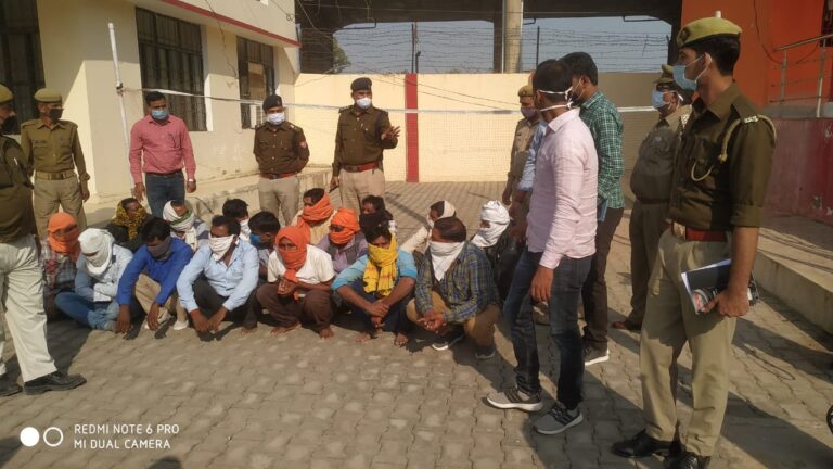 सोनभद्र -: जुआ खेल रहे 22 लोगों का चालान,कुल 8 लाख 24 हजार रुपये नगद बरामद, 6 वाहन सीज।