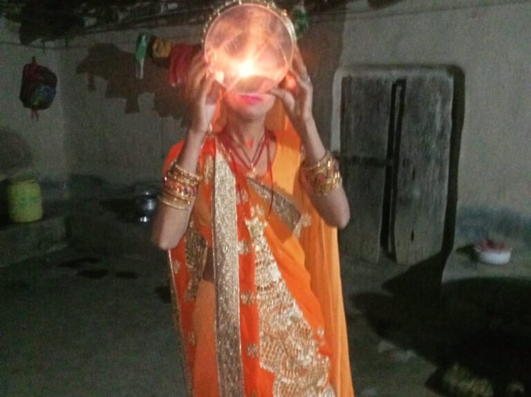 महिलाओं ने रखा करवा चौथ व्रत।