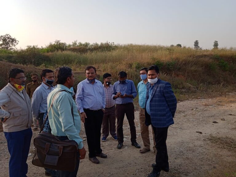 बंद पड़े बहुचर्चित खोखा बालू साईड का मुख्य सचिव वन , एवं मुख्य वन संरक्षक, उपजिलाधिकारी दुद्धी ने दौरा किया।