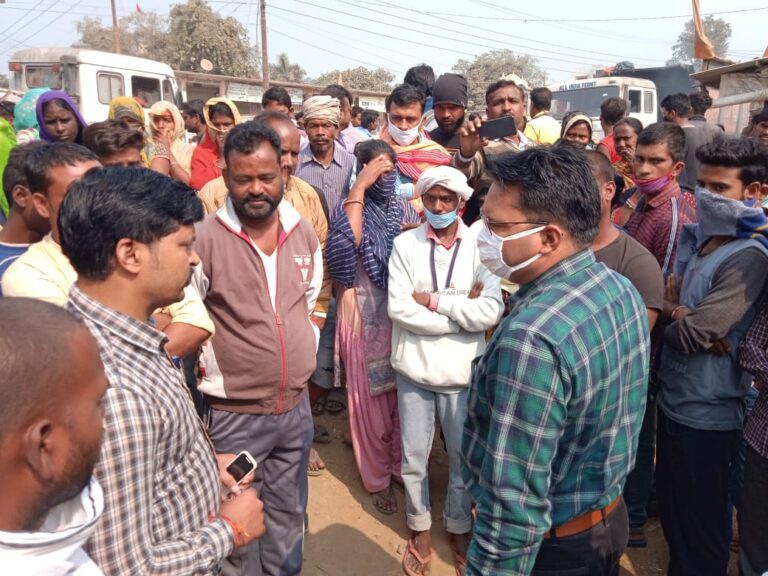 एसडीएम दुद्धी रमेश कुमार ने सड़क पर जन समस्या सुनकर किया समाधान।