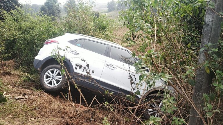 ओवरटेक कर रही टैम्पू ने क्रेटा वाहन में मारी टक्कर, बाल-बाल बचे।