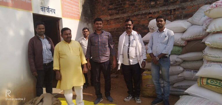 डीसीएफ धान क्रय केन्द्र पर खरीददारी शुरू हुई। चेयरमैन ने फीता काटकर किया शुभारम्भ।