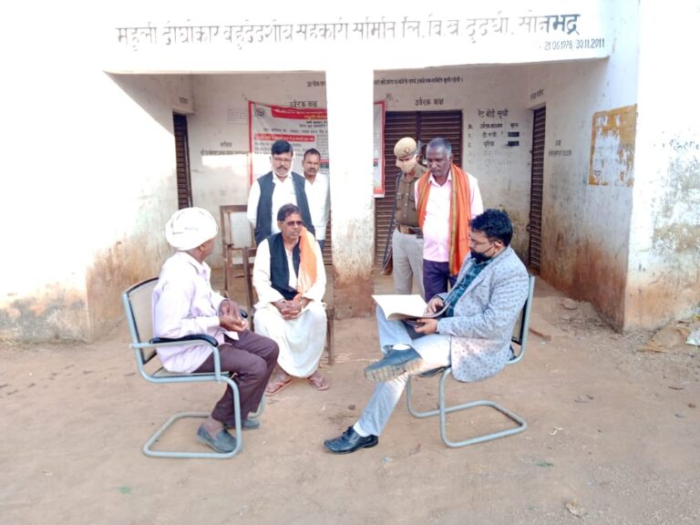 ग्राम महुली मंडी समिति धनौरा, दुद्धी सहकारी समितियों पर धान क्रय की पड़ताल में पहुंचे एसडीएम दुद्धी।