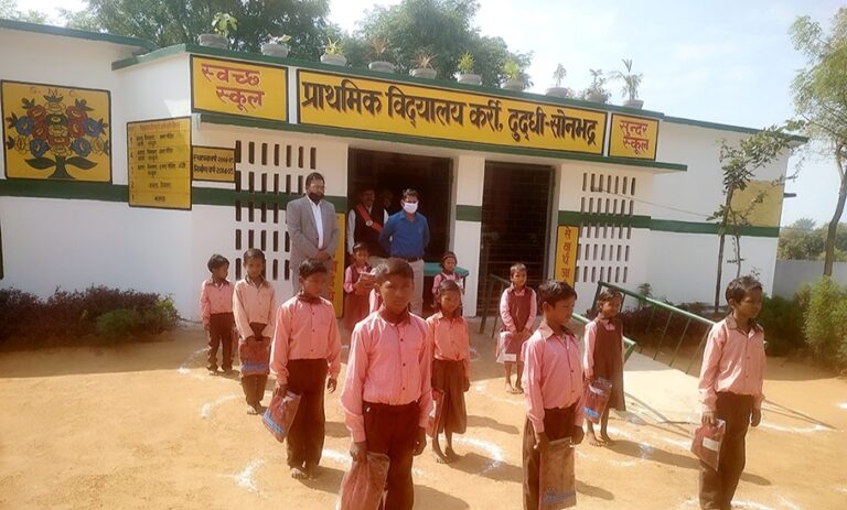 उपजिलाधिकारी दुद्धी के हाथों स्वेटर पाकर बच्चों के खिले चेहरे।