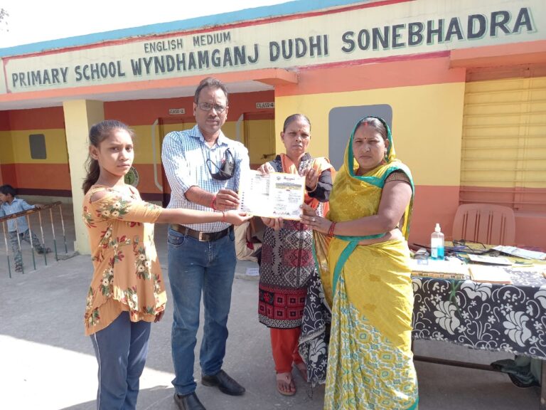 ग्राम प्रधान व प्रबन्ध समिति अध्यक्ष ने बांटे यूनिफॉर्म, स्वेटर व सेट टू प्रमाण पत्र।बच्चों के खिले चेहरे।