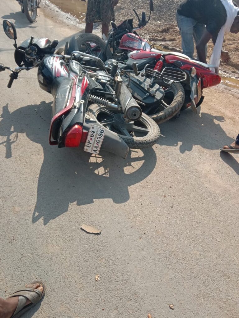 लिलासी बाजार में दो बाइक में हुई टक्कर, एक की हालत गम्भीर।