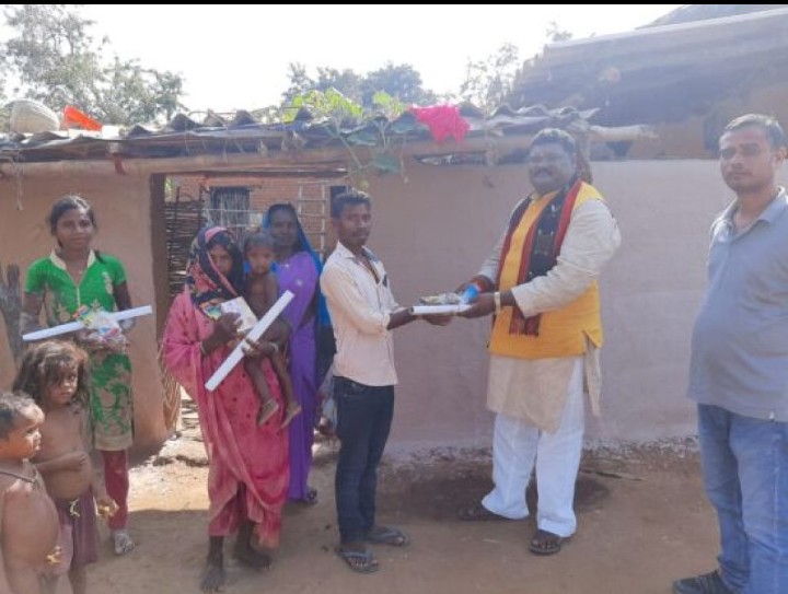 दीपावली पर गरीब एवं असहाय को बांटी गई मिठाई, दी शुभकामनाएं।