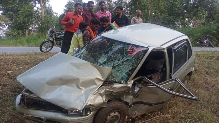 सड़क दुर्घटना-: दो कार की आपसी भिड़ंत में तीन घायल,दो रेफर।