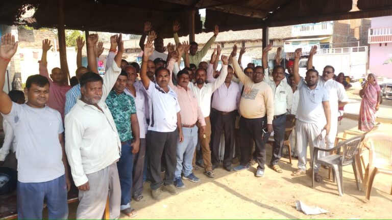 व्यापारी वर्ग और रहवासियों ने क्षेत्रीय लेखपाल के द्वारा पूर्व में वितरण किया गया आस्थान/स्टेट की भूमि का सर्वेक्षण 2020-21के फार्म पर तीखी प्रतिक्रिया व्यक्त करते हुए प्रदर्शन किया।