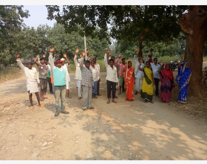काम के बावजूद मजदूरी रिकवरी से क्षुब्ध ग्रामीणों ने किया प्रदर्शन।