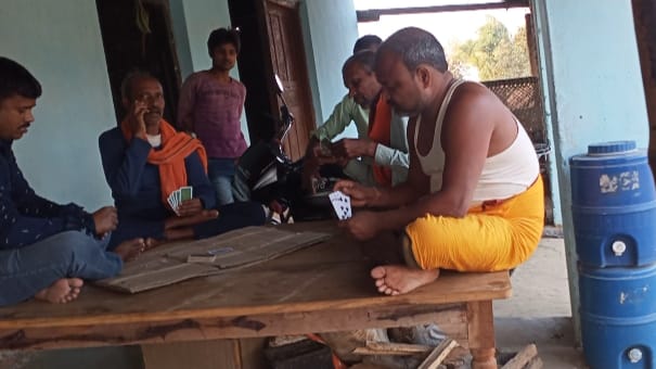 जुआरियों का केंद्र बना खोतोमहुआ तिराहा