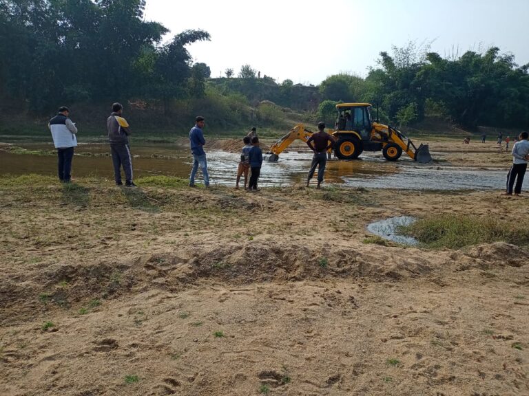 फुलवार छट घाट की सफाई में जुटी छट समिति।