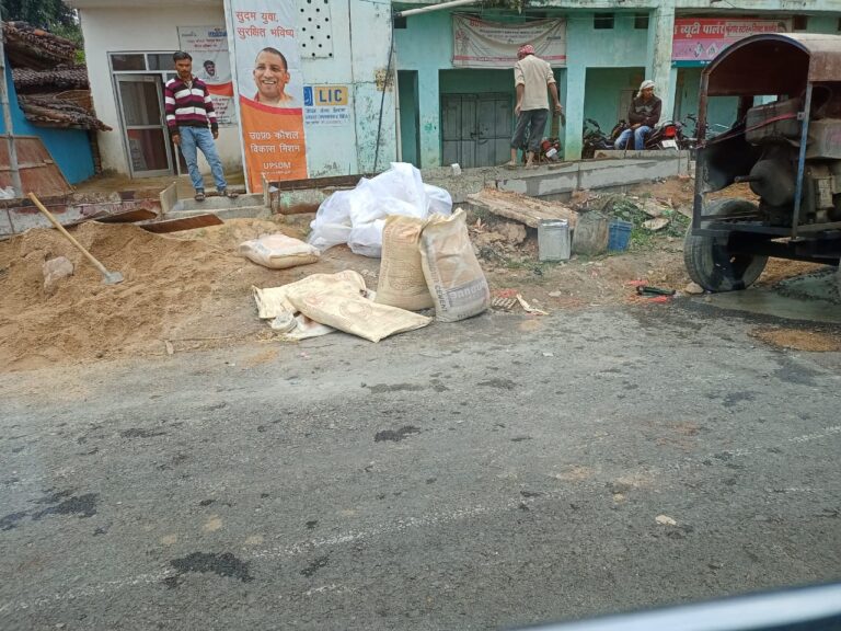 महुली में बांगर सीमेंट से हो रहा एनएच का नाली निर्माण।