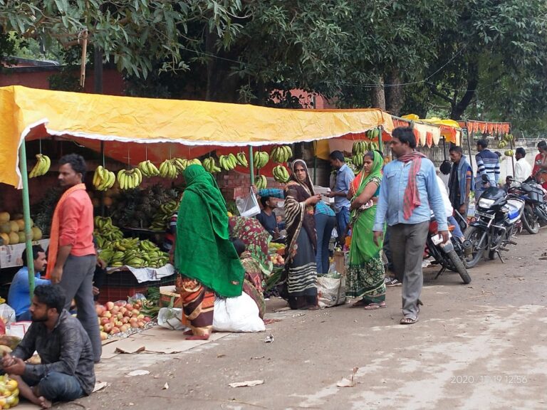 छठ महापर्व -:कांचहि बांस के बहंगिया बहंगी लचकत जाय, छठ घाट पर उमड़ी श्रद्धालुओं की भीड़।