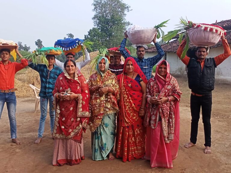 छठ व्रतियों ने , अस्तचलगामी सूर्य को अर्घ्य देकर सुख समृद्धि की कामना की।