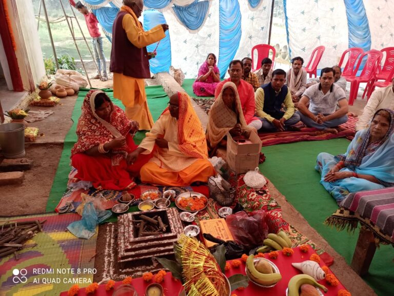 छठ के पावन अवसर पर लौआ नदी तट पर सूर्य देवता का गायत्री विधि से हुआ प्राण प्रतिष्ठा।