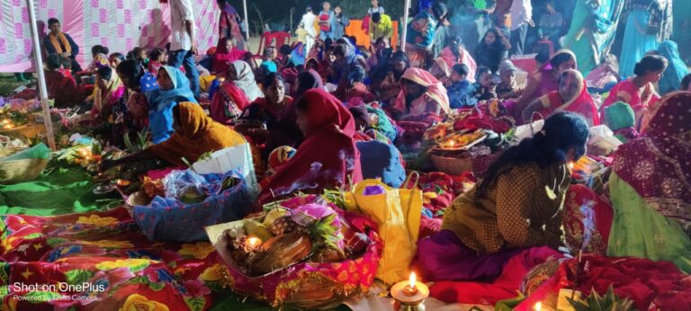 डाला में छठ घाट पर उमड़ी श्रद्धालुओं की भीड़, डूबते सूर्य को अर्घ्य दिया छठ व्रती महिलाओं नें।