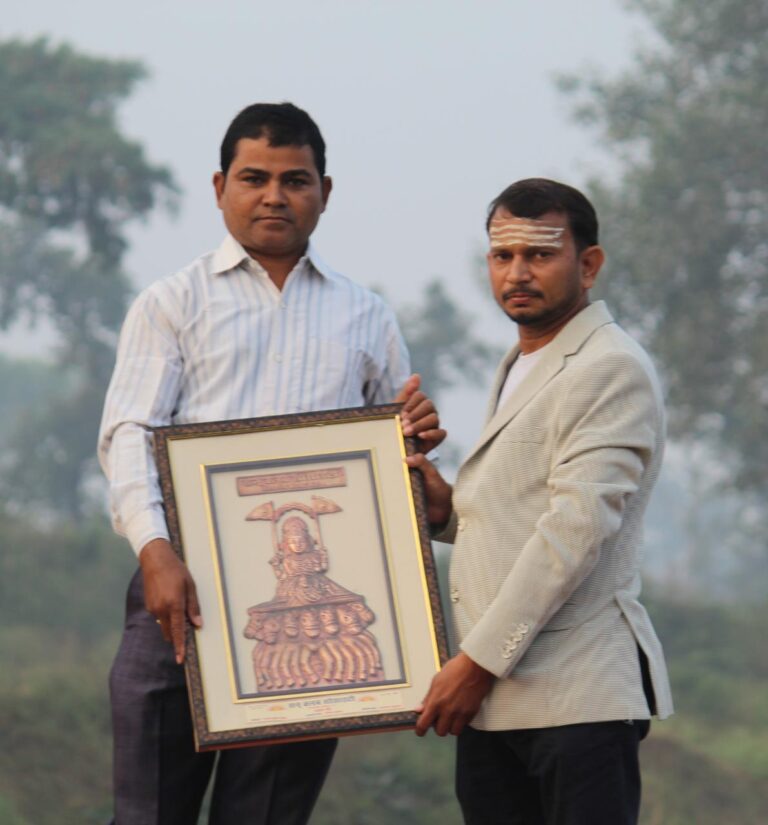 समाज में उल्लेखनीय कार्य करने वालों को भी स्मृति चिन्ह से सम्मानित किया गया।