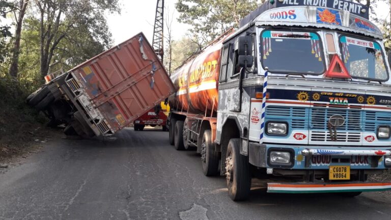 रनटोला में कन्टेनर अनियंत्रित होकर पलटी, सही सलामत रहे चालक खलासी।