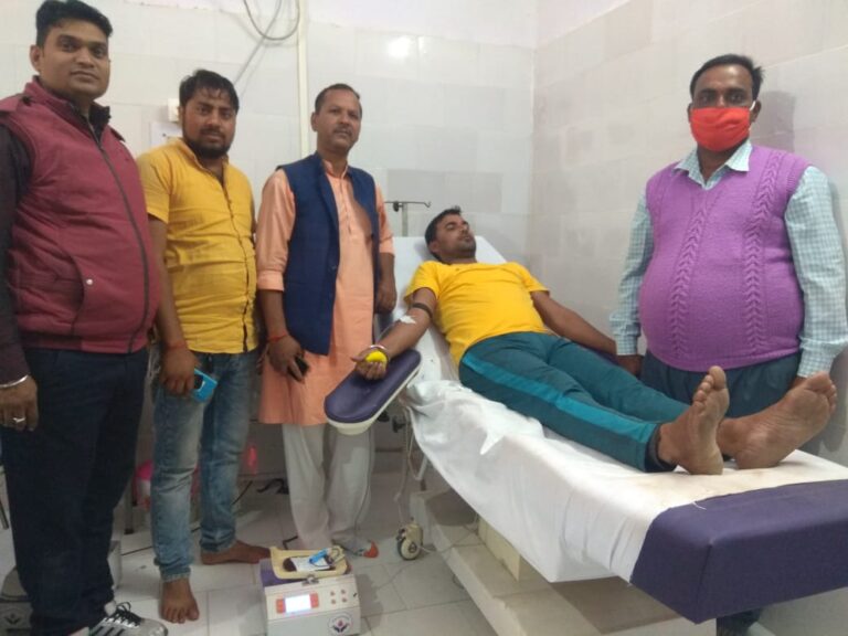 बुजुर्ग महिला को थी 2 यूनिट ब्लड की थी जरूरत, भाजपा मंडल दुद्धी के रक्तवीरों ने किया रक्तदान।