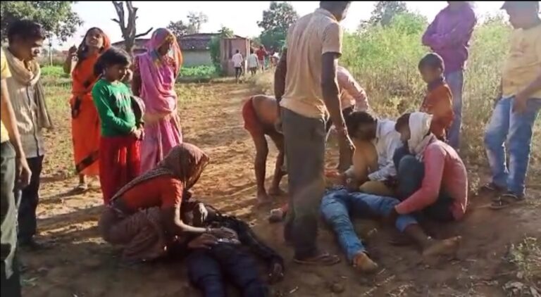 बिजली तार जोड़ते समय दो युवक हाईवोल्टेज करंट की चपेट में आकर बेहोश।