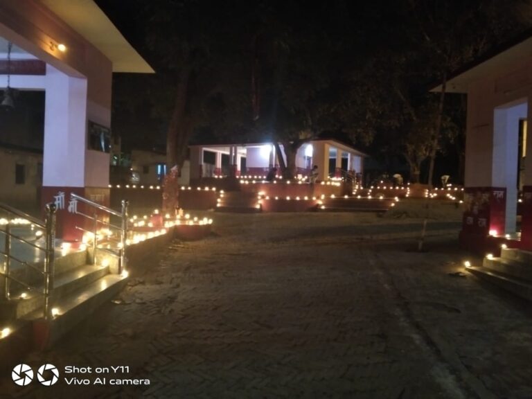 रेणुकूट शिवा पार्क दुर्गा मंदिर पर धूम-धाम से मनायी गई कार्तिक पूर्णिमा।