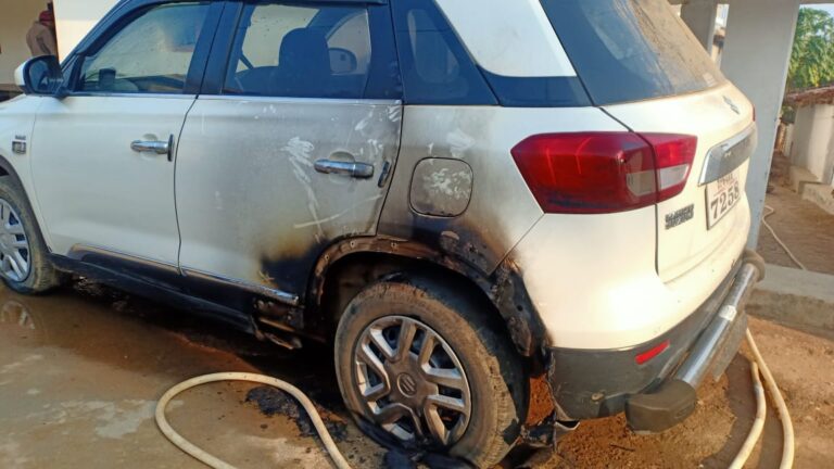 घर के बाहर खड़ी कार में अराजक तत्वो ने लगाई आग, समय रहते देख लेने से आग पर पाया काबू।