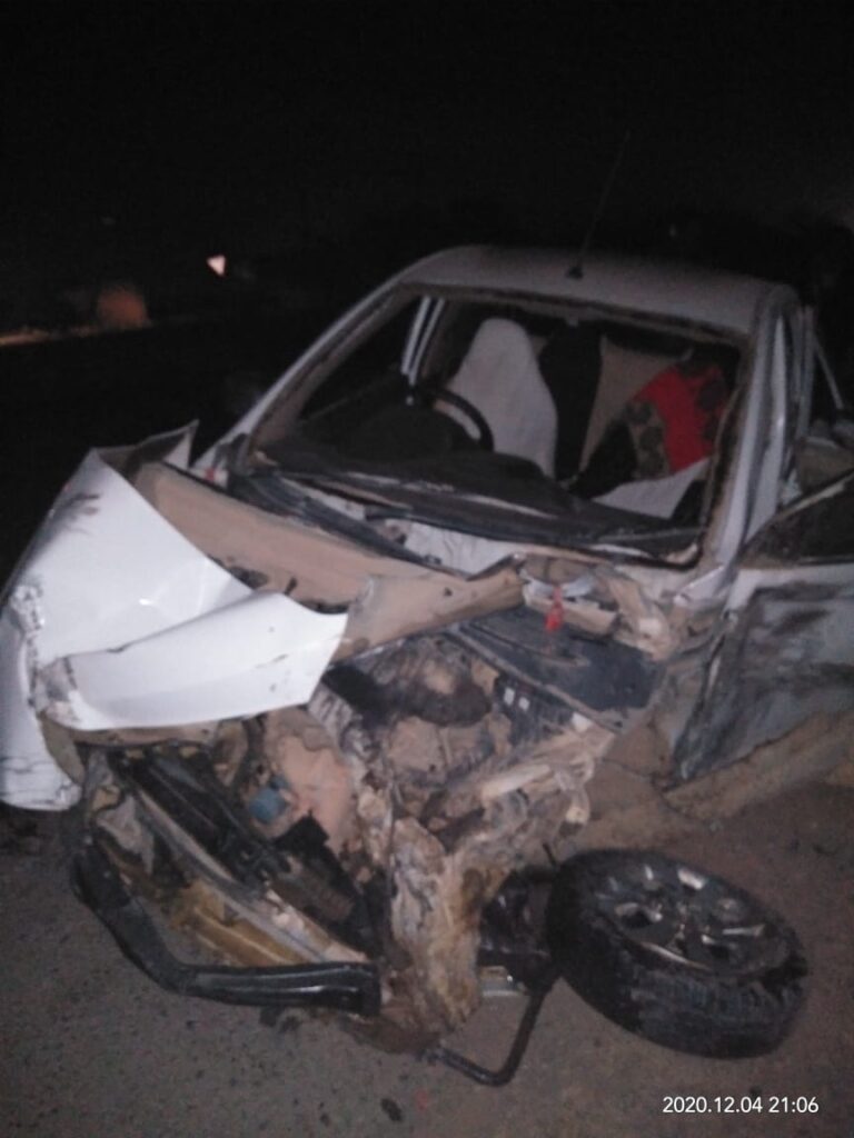 कार व टैंकर में जोरदार टक्कर, बाल बाल बचे कार में सवार पति-पत्नी।