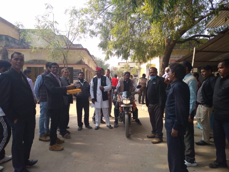 वाराणसी खण्ड के दो एमएलसी सीट पर जीत से गदगद सपाइयों ने कचहरी परिसर में बांटी मिठाई।