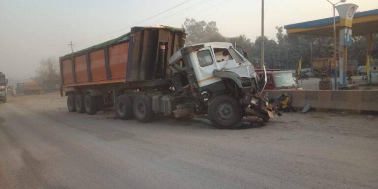 ट्रक और ट्रेलर की टक्कर में ट्रेलर बुरी तरह क्षतिग्रस्त, खलासी का पैर टूटा।
