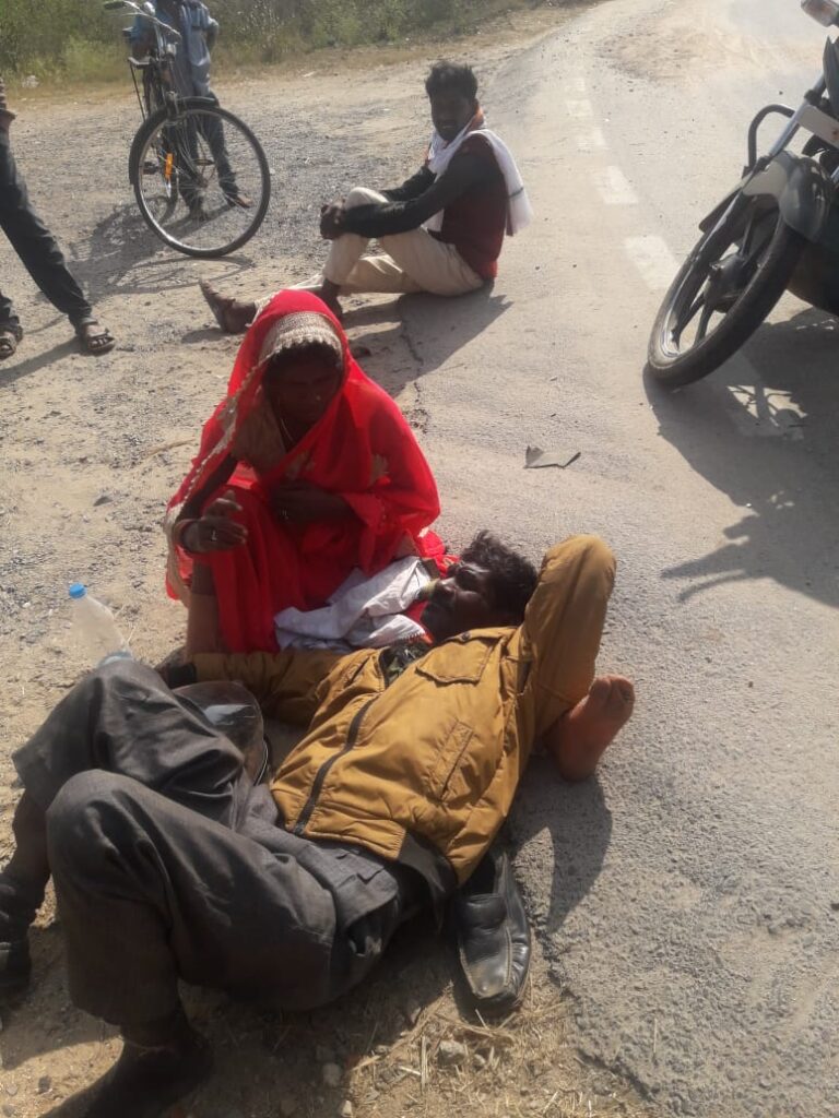 कुदरी में बाइक को तेज गति से जा रही बोलेरो ने मारी टक्कर, एक का पैर टूटा।