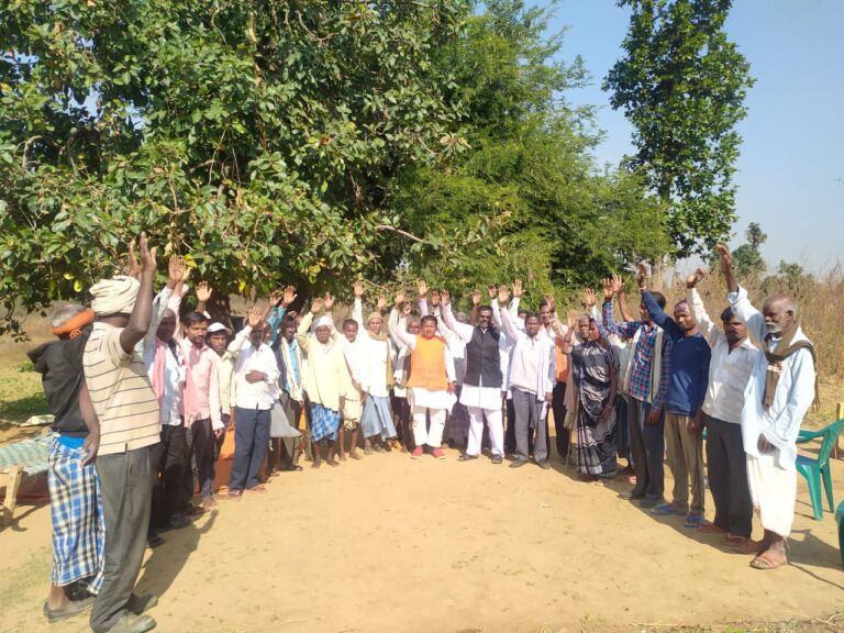 बापदादे से चल रही जोत-कोड़ की जमीन पर मालिकाना हक हेतु लामबन्द आदिवासी।