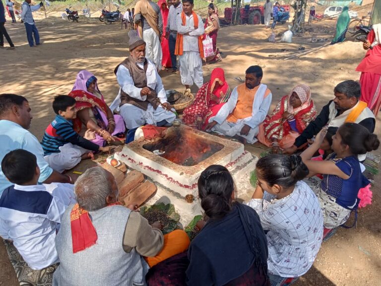 ब्रम्हबाबा धाम परिसर पर प्रभारी निरीक्षक का आगमन, कृष्ण सुदामा मिलन का हुआ वर्णन।