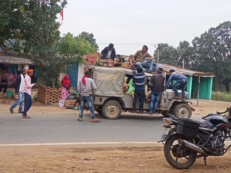 जोखिम–:सवारियो को भूसे की तरह लादकर चल रहे डग्गामार वाहन।