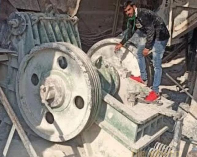 खनन क्षेत्र में स्थित 3 क्रशर प्लांट को राजस्व विभाग ने किया सीज।