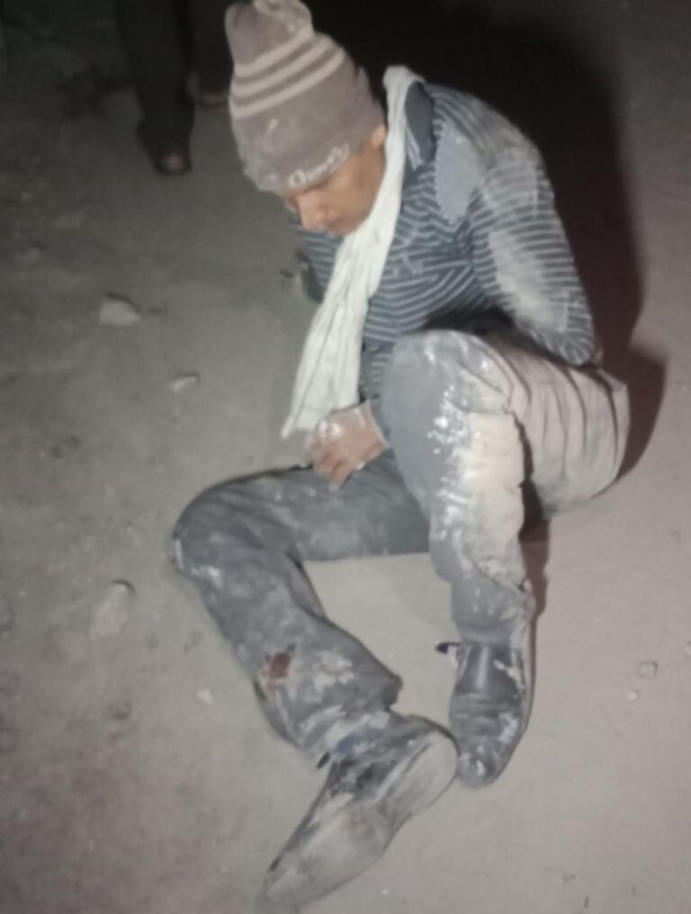 मवेशी को बचाने में बाइक सवार गिरा, घायल।