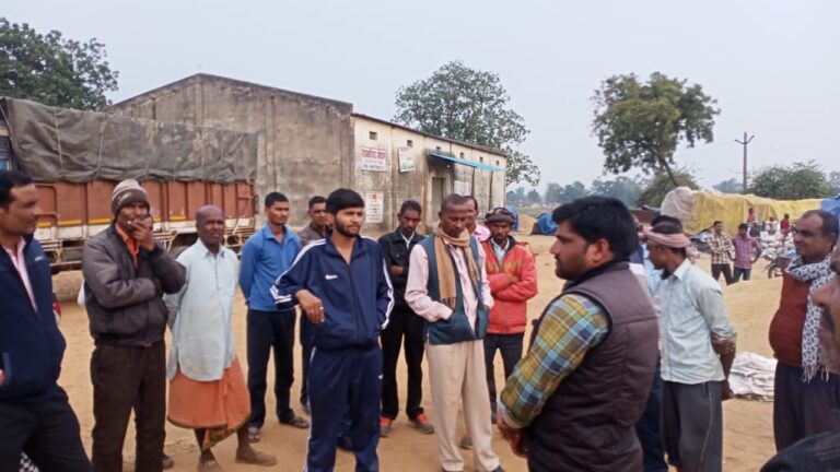 सोनभद्र–धान की खरीद न होने से किसान परेशान, धान खरीद न होने को लेकर नाराज किसानो का प्रदर्शन।