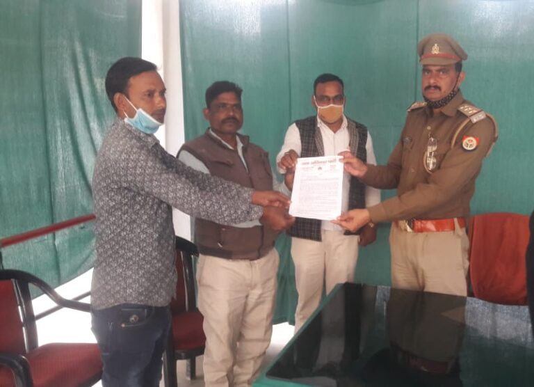 जन अधिकार पार्टी के कार्यकर्ताओं ने प्रभारी निरीक्षक को सौंपा ज्ञापन।