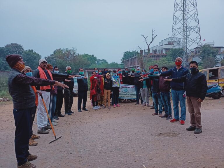 समृद्धि सोसायटी के लोगों द्वारा जन जागरूकता अभियान चलाकर स्वच्छता की शपथ ली गई, अभियान का हिस्सा बनने की अपील भी की गई।